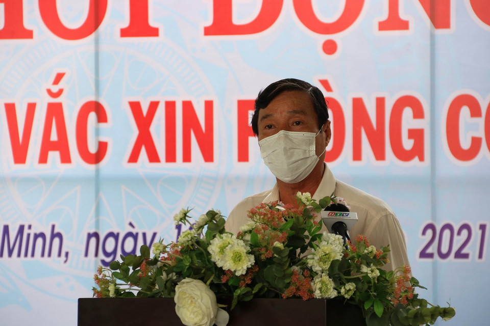  Phó Giám đốc Sở Y tế Tp. Hồ Chí Minh Nguyễn Hữu Hưng phát biểu tại lễ khởi động chiến dịch tiêm chủng vaccine phòng COVID-19 tại TP Hồ Chí Minh. (Ảnh: Thanh Vũ/TTXVN)