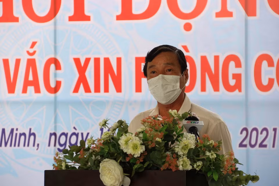  Phó Giám đốc Sở Y tế Tp. Hồ Chí Minh Nguyễn Hữu Hưng phát biểu tại lễ khởi động chiến dịch tiêm chủng vaccine phòng COVID-19 tại TP Hồ Chí Minh. (Ảnh: Thanh Vũ/TTXVN)