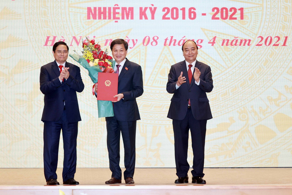 Ủy viên Bộ Chính trị, Chủ tịch nước Nguyễn Xuân Phúc trao Quyết định bổ nhiệm Phó Thủ tướng Chính phủ cho ông Lê Minh Khái. (Ảnh: Thống Nhất/TTXVN)