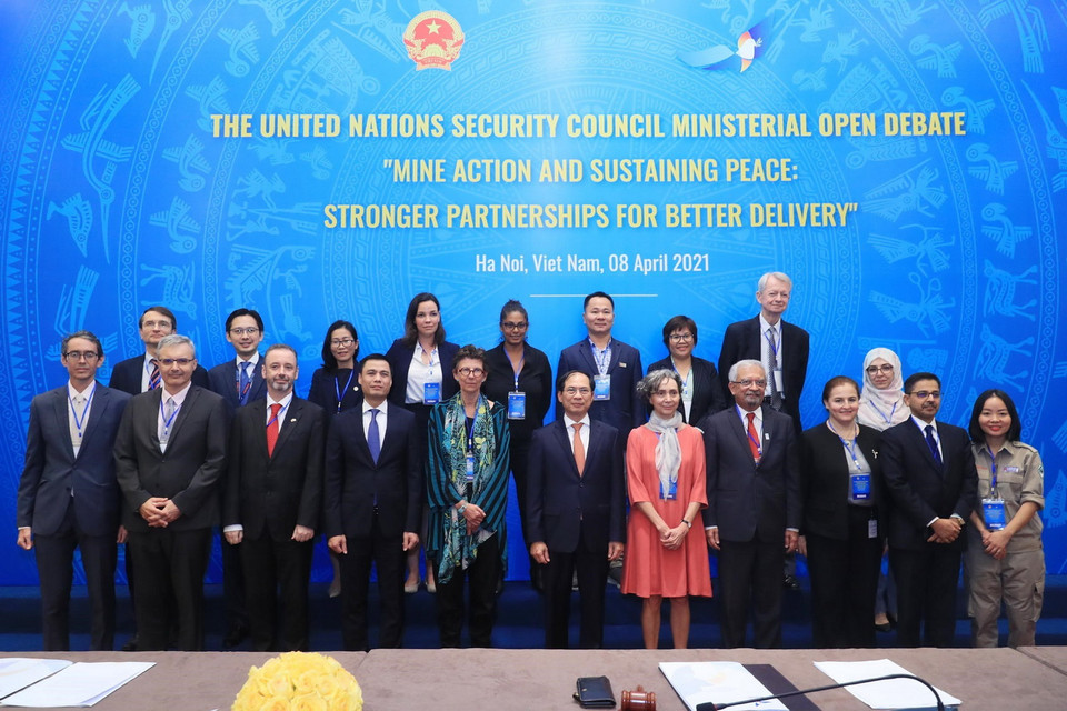 Bộ trưởng Bộ Ngoại giao Bùi Thanh Sơn với Đại sứ, đại diện đại sứ các nước tại Việt Nam dự phiên họp. (Ảnh: Lâm Khánh/TTXVN)