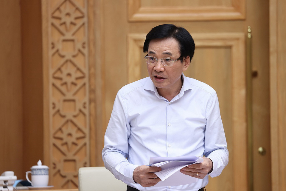  Bộ trưởng, Chủ nhiệm Văn phòng Chính phủ Trần Văn Sơn báo cáo về việc rà soát pháp luật tháo gỡ khó khăn cho đầu tư, kinh doanh trong điều kiện dịch COVID-19 diễn biến phức tạp. (Ảnh: Dương Giang/TTXVN)