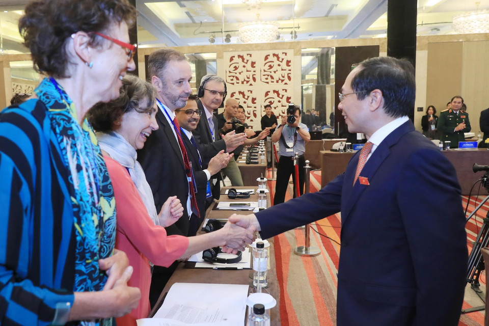 Bộ trưởng Bộ Ngoại giao Bùi Thanh Sơn với Đại sứ, đại diện đại sứ các nước tại Việt Nam dự phiên họp. (Ảnh: Lâm Khánh/TTXVN)