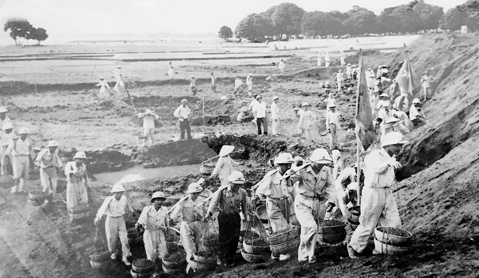 Bộ đội và công nhân tham gia xây dựng lại cầu Việt Trì, năm 1956. (Ảnh: Tư liệu TTXVN)