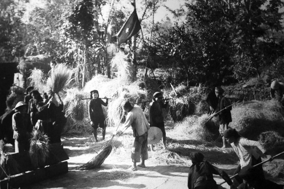 Cải cách ruộng đất hoàn thành thắng lợi vào năm 1957, vĩnh viễn thủ tiêu chế độ chiếm hữu ruộng đất của giai cấp địa chủ phong kiến và xác lập chế độ sở hữu ruộng đất của nông dân. Thắng lợi của cải cách ruộng đất là thắng lợi to lớn và căn bản, làm thay đổi bộ mặt nông thôn miền Bắc, đem lại niềm phấn khởi trong nông dân, có tác dụng rất lớn trong việc đẩy mạnh sản xuất, khôi phục kinh tế, hàn gắn vết thương chiến tranh. (Ảnh: Tư liệu/TTXVN phát)