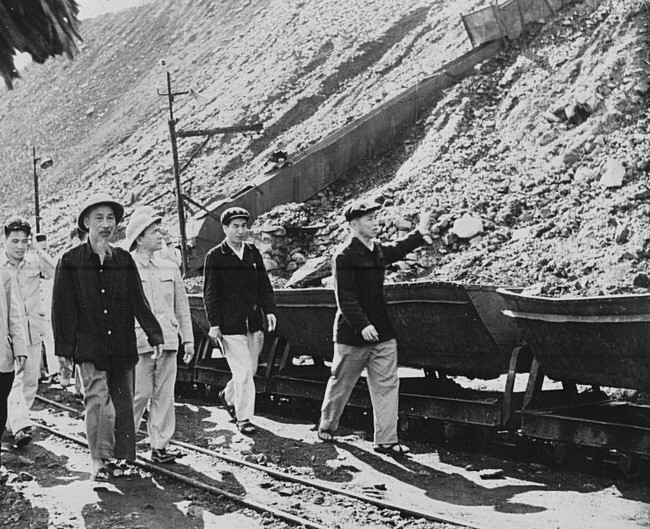 Chủ tịch Hồ Chí Minh thăm công trường khai thác của mỏ than Đèo Nai (Cẩm Phả, Quảng Ninh), chiều 30/3/1959. Tại đây, Bác nói: “Than ở Vùng mỏ vào loại tốt nhất của thế giới. Cảnh của Vùng mỏ vào loại kỳ quan của loài người. Các chú phải làm than cho tốt.” (Ảnh: Tư liệu TTXVN)