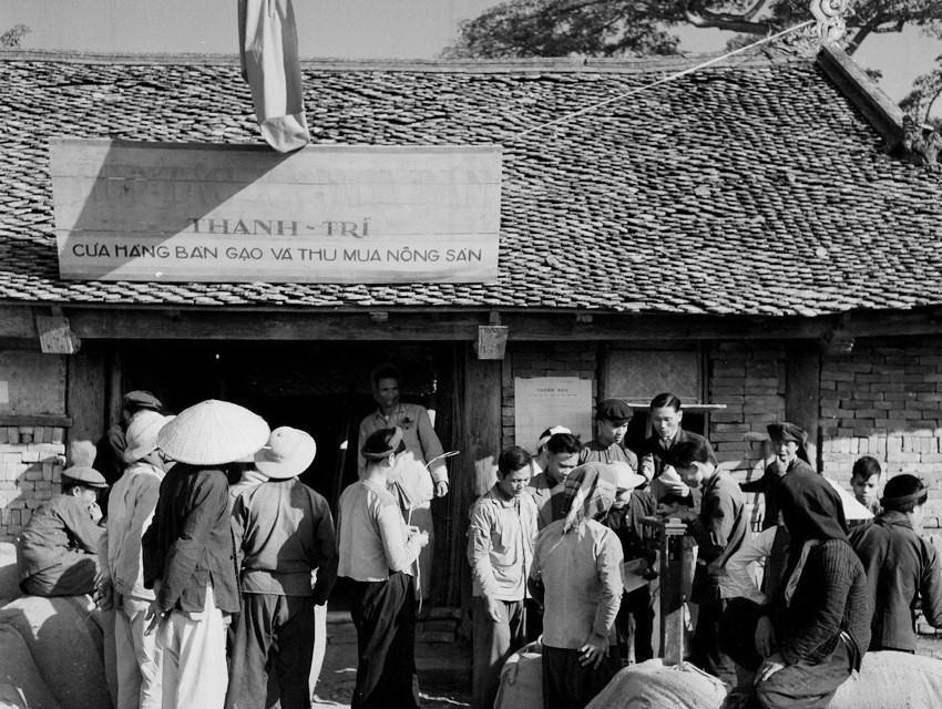 Trạm thu mua của hợp tác xã mua bán huyện Thanh Trì, tỉnh Hà Đông vào tháng 12/1958. (Ảnh: Văn Khiêm/TTXVN)