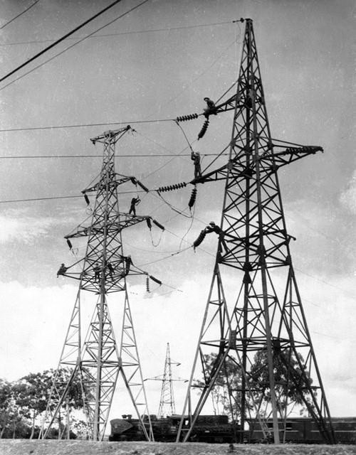 Đường dây trung áp 35KV đầu tiên tại miền Bắc: Hà Nội-Phố Nối (Hưng Yên) bắt đầu được nâng cấp, cải tạo theo hệ thống XHCN từ tháng 1/1958. (Ảnh: Tư liệu TTXVN)