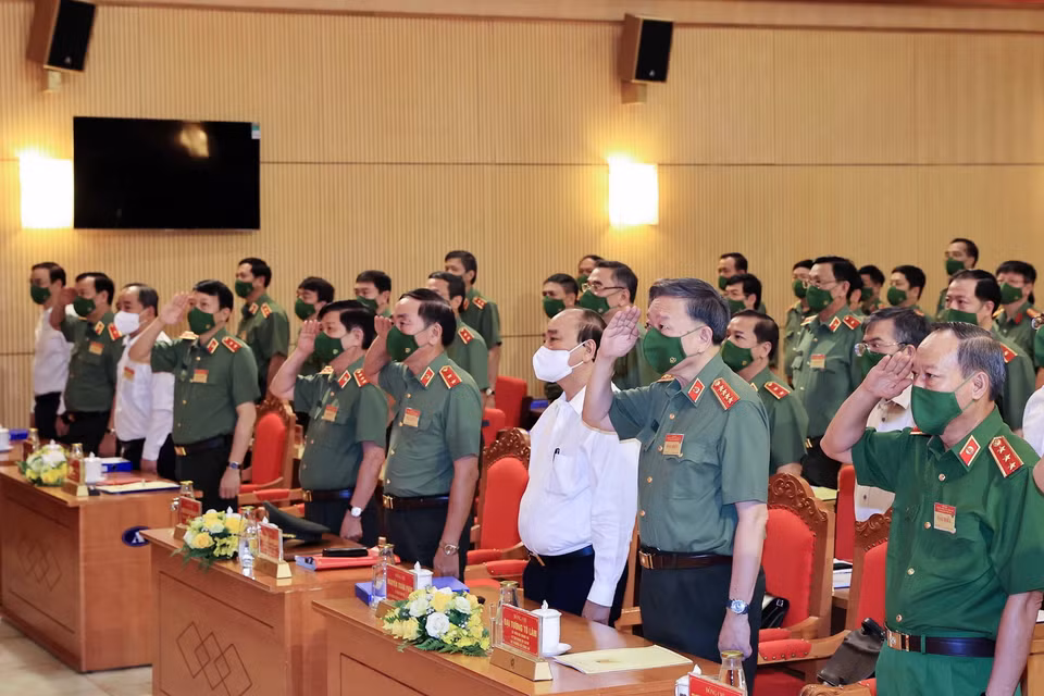 Chủ tịch nước Nguyễn Xuân Phúc và các đại biểu thực hiện nghi lễ chào cờ. (Ảnh: Thống Nhất/TTXVN)