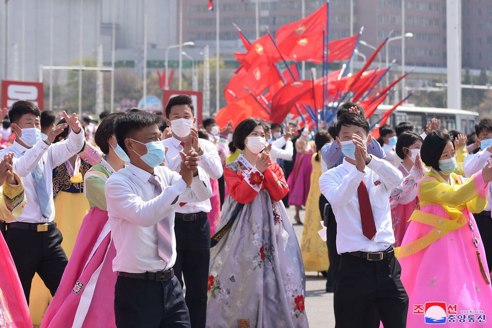 Thanh niên Triều Tiên tham gia các hoạt động kỷ niệm 109 năm ngày sinh cố Chủ tịch Kim Nhật Thành tại Bình Nhưỡng, ngày 15/4. (Ảnh: Yonhap/TTXVN)