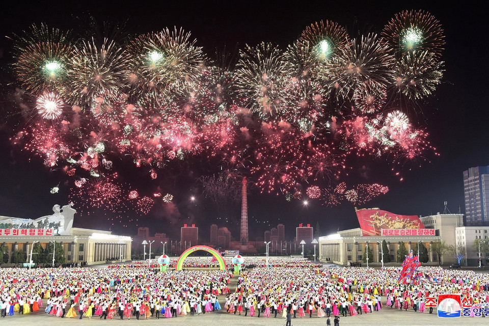 Bắn pháo hoa kỷ niệm 109 năm ngày sinh cố Chủ tịch Kim Nhật Thành tại Bình Nhưỡng, Triều Tiên, ngày 15/4. (Ảnh: Yonhap/TTXVN