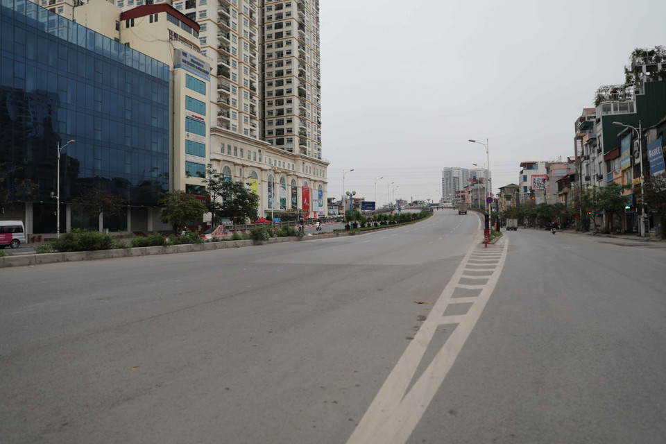 Tuyến phố Minh Khai vắng lặng sáng sớm ngày 1/4. (Ảnh: Thanh Tùng/TTXVN)