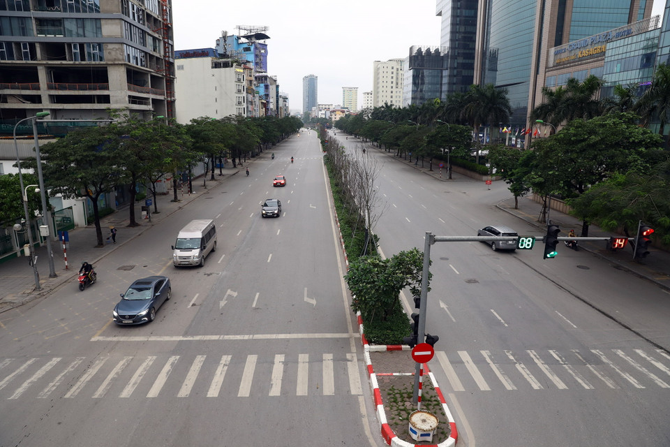 Tuyến phố Trần Duy Hưng vào giờ cao điểm mà rất vắng vẻ. (Ảnh: Huy Hùng/TTXVN)