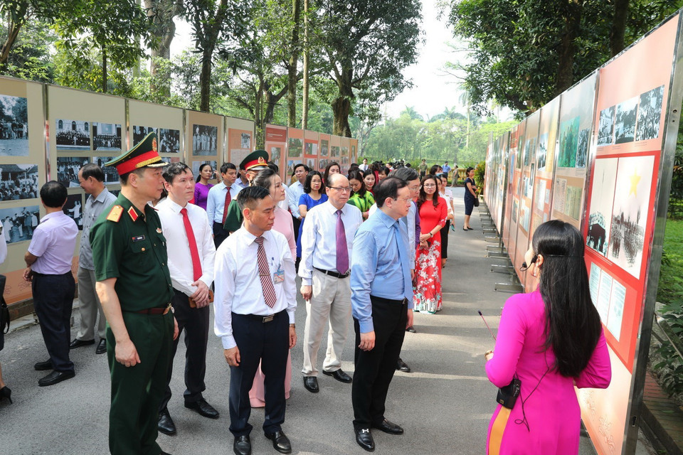 Các đại biểu tham quan triển lãm. (Ảnh: Thành Đạt/TTXVN)