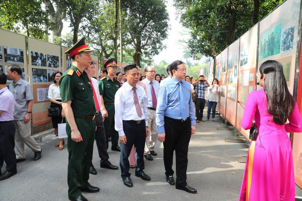 Các đại biểu tham quan triển lãm. (Ảnh: Thành Đạt/TTXVN)