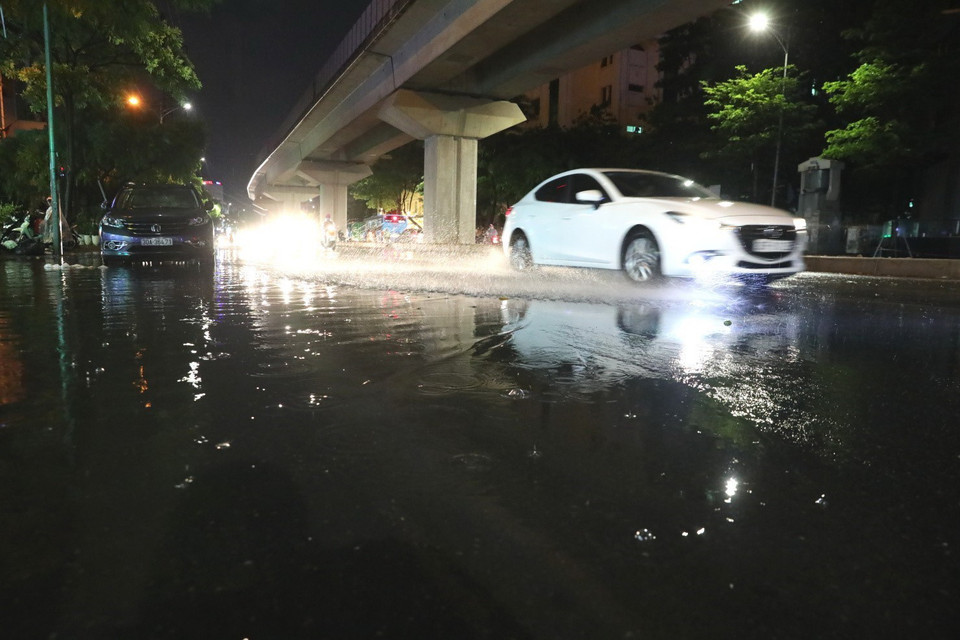 Cơn mưa giảm nhiệt chiều tối 10/6 (đường Hào Nam). (Ảnh: Thành Đạt/TTXVN)