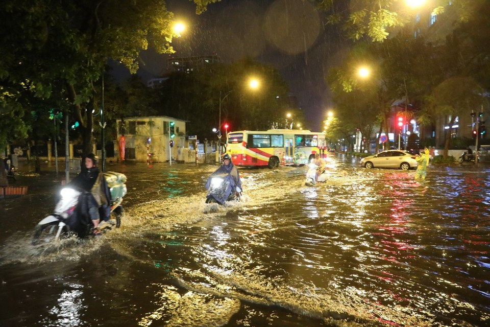Mưa lớn gây ngập úng trên đường Lý Thường Kiệt-Phan Bội Châu. (Ảnh: Thành Đạt/TTXVN)