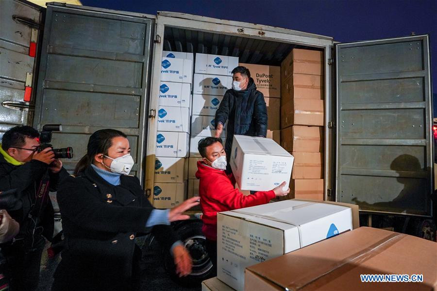 Nhân viên mang vật tư y tế sẽ được vận chuyển đến Vũ Hán ở Nam Kinh, phía đông tỉnh Giang Tô của Trung Quốc, ngày 25/1. (Nguồn: THX)