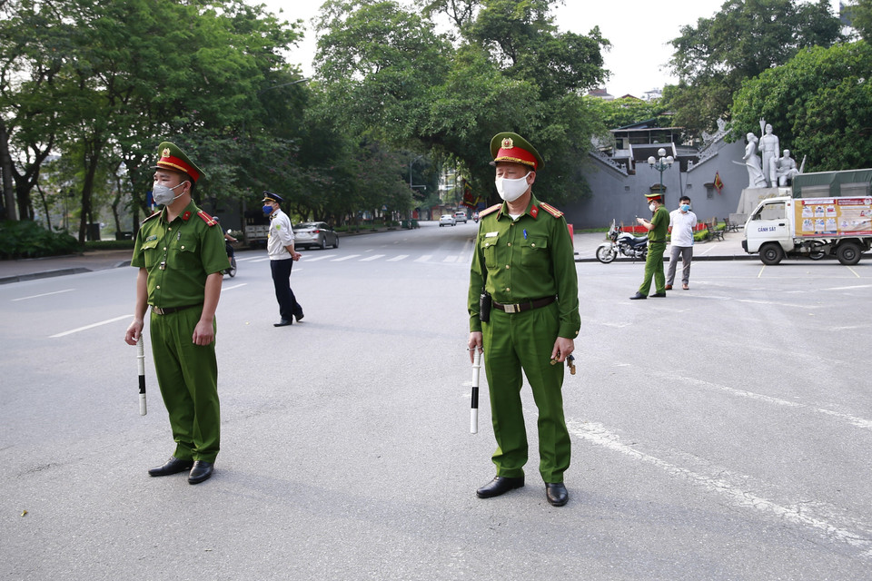 Công an quận Hoàn Kiếm lập chốt xử phạt và tuyên truyền để người dân nghiêm túc chấp hành Chỉ thị 16 của Thủ tướng Chính phủ. (Ảnh: Doãn Tấn/TTXVN)