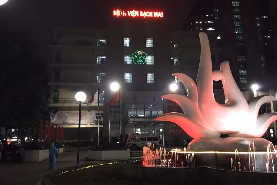 Bệnh viện Bạch Mai là nơi phát hiện 9 ca dương tính với SARS-COV-2, hiện là 1 trong 2 ổ dịch đặc biệt lưu ý, cần phải dập bằng được. (Ảnh: Dương Giang/TTXVN)