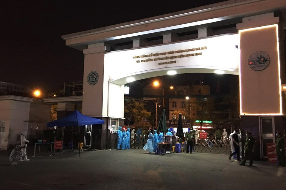 Lực lượng chức năng trước giờ phun hóa chất tẩy độc, khử trùng Bệnh viện Bạch Mai. (Ảnh: Dương Giang/TTXVN)