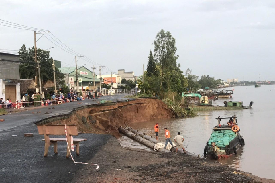 1/2 mặt đường nhựa Quốc lộ 91 với chiều dài 85m tăng về phía hạ lưu bị sụp hoàn toàn xuống sông Hậu, sạt lở tiếp tục đe dọa đến 26 hộ dân nằm trong vùng cảnh báo. (Ảnh: Công Mạo/TTXVN)