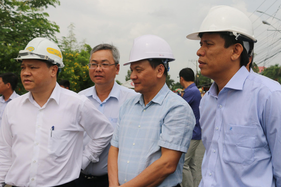 Thứ trưởng Bộ GTVT Nguyễn Nhật (thứ 2 từ phải qua) cùng đoàn công tác khảo sát tại vị trí sạt lở. (Ảnh: Công Mạo/TTXVN)