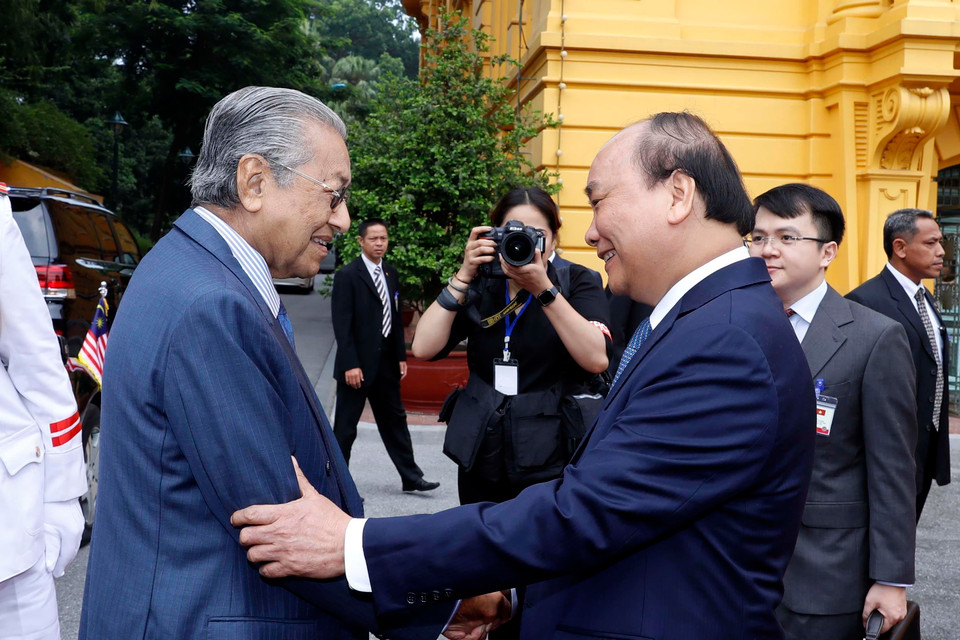 Thủ tướng Nguyễn Xuân Phúc đón Thủ tướng Malaysia Mahathir Mohamad sang thăm chính thức Việt Nam. (Ảnh: Thống Nhất/TTXVN)