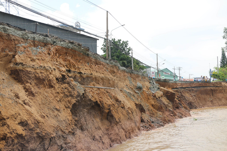 Vị trí sạt lở trên tuyến quốc lộ 91. (Ảnh: Công Mạo/TTXVN)