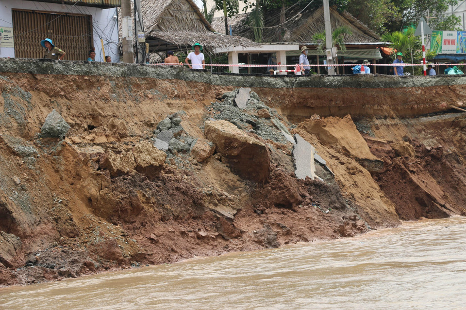 Vị trí sạt lở trên tuyến quốc lộ 91. (Ảnh: Công Mạo/TTXVN)