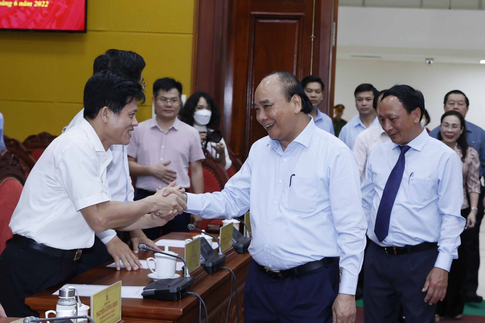 Chủ tịch nước Nguyễn Xuân Phúc với các đại biểu dự buổi làm việc với Ban Thường vụ Tỉnh uỷ Quảng Bình. (Ảnh: Thống Nhất/TTXVN)