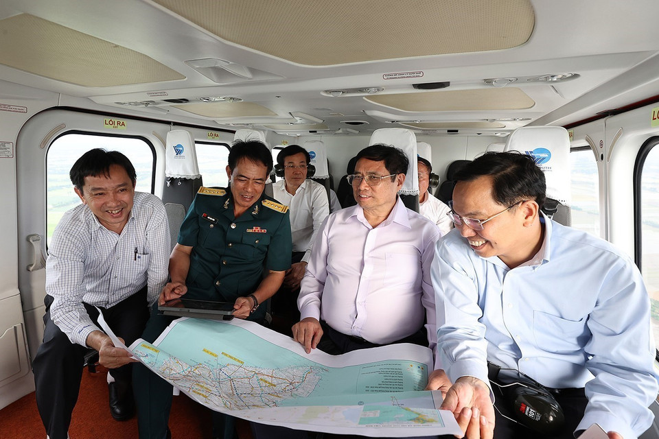 Thủ tướng Phạm Minh Chính và đoàn công tác khảo sát vùng Đồng bằng sông Cửu Long từ trên cao. (Ảnh: Dương Giang/TTXVN)