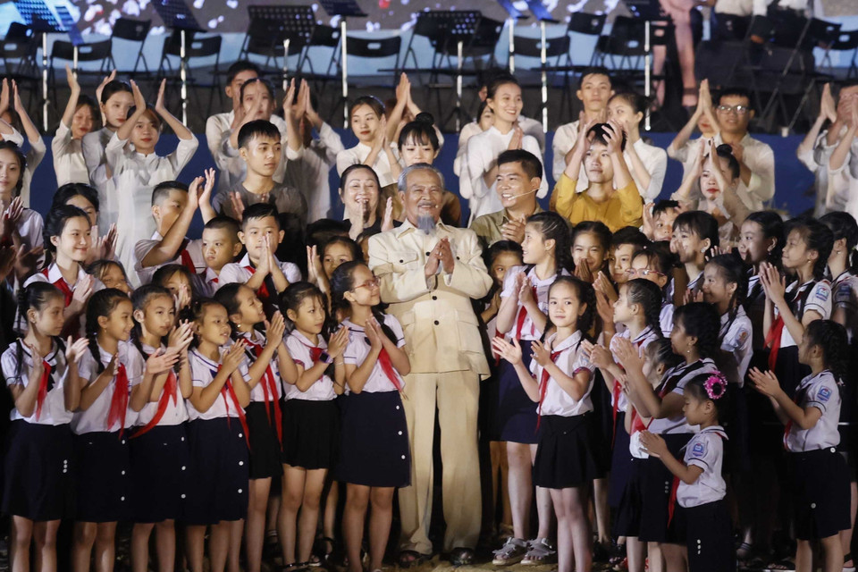 Chương trình nghệ thuật “Xin nguyện cùng Người vươn tới mãi” kỷ niệm 65 năm Ngày Bác Hồ về thăm Quảng Bình. (Ảnh: Thống Nhất/TTXVN)