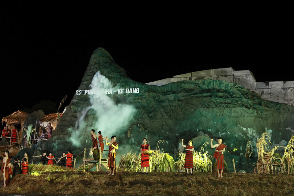 Màn trình diễn nghệ thuật trong Chương trình “Xin nguyện cùng Người vươn tới mãi” kỷ niệm 65 năm Ngày Bác Hồ về thăm Quảng Bình. (Ảnh: Thống Nhất/TTXVN)