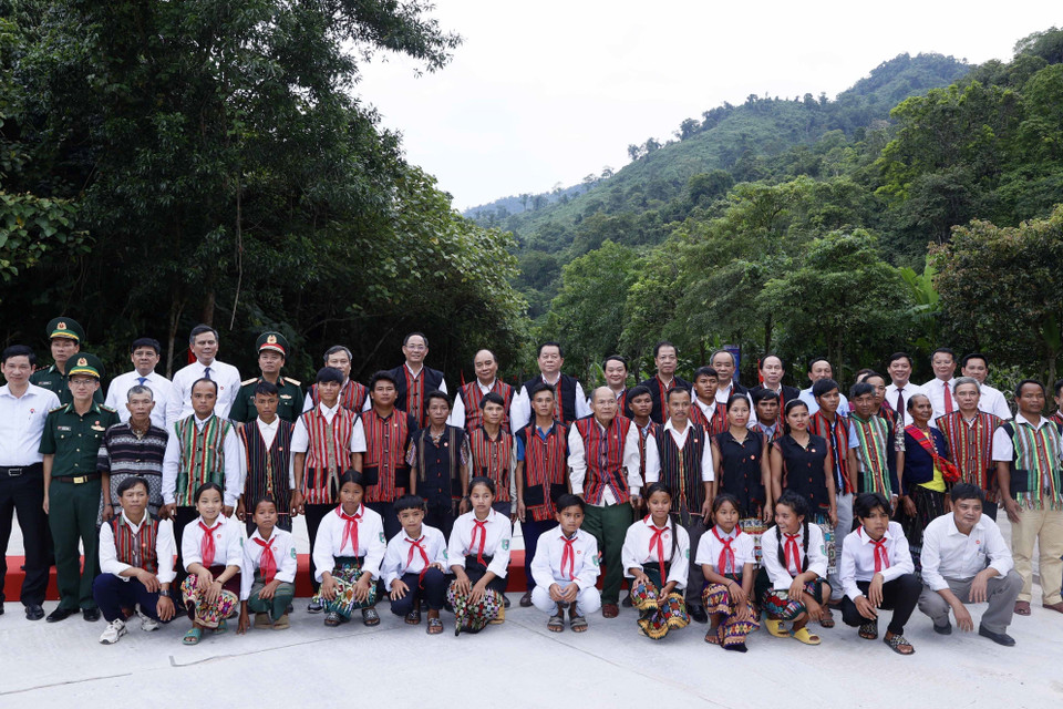 Chủ tịch nước Nguyễn Xuân Phúc chụp ảnh lưu niệm với người dân 2 xã Tân Trạch và Thượng Trạch. (Ảnh: Thống Nhất/TTXVN)