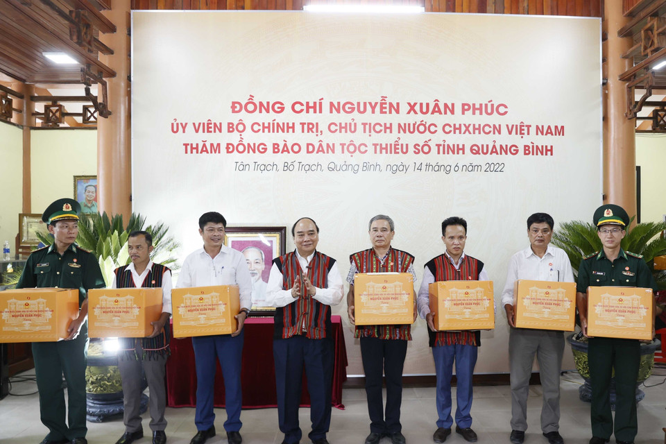 Chủ tịch nước Nguyễn Xuân Phúc thăm tặng quà dân tộc thiểu số tại 2 xã Tân Trạch và Thượng Trạch và đại diện các gia đình chính sách huyện Bố Trạch. (Ảnh: Thống Nhất/TTXVN)