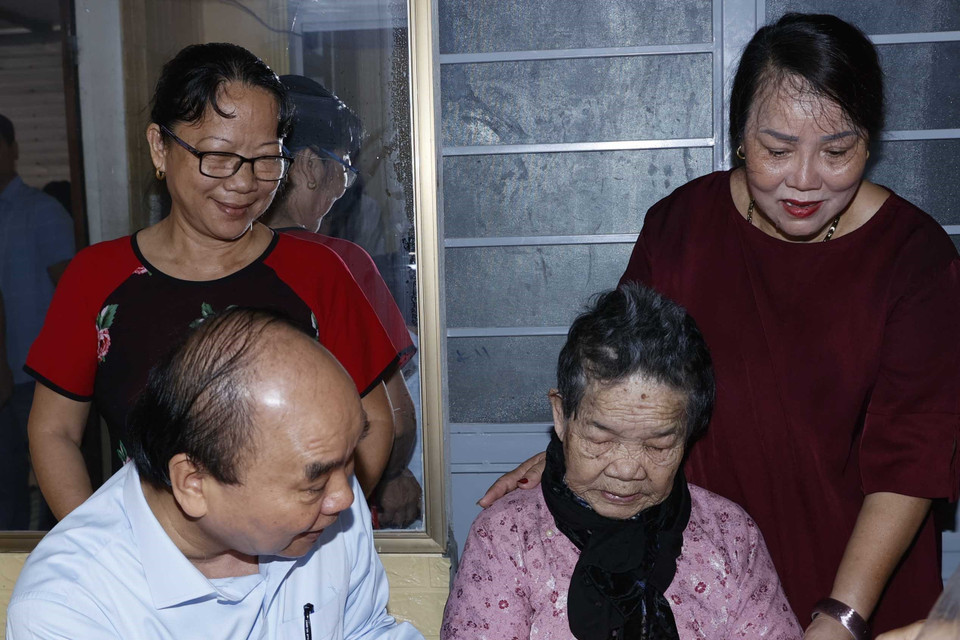 Chủ tịch nước Nguyễn Xuân Phúc thăm, tặng quà Mẹ Việt Nam Anh hùng Nguyễn Thị Trữ tại phường Nam Lý, thành phố Đồng Hới. (Ảnh: Thống Nhất/TTXVN)