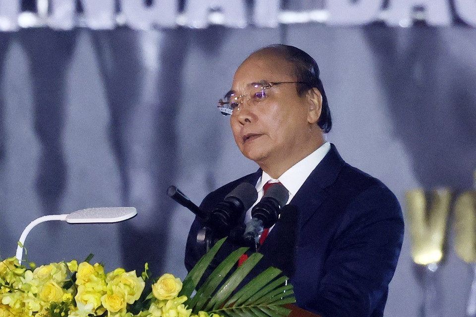 Chủ tịch nước Nguyễn Xuân Phúc phát biểu tại Lễ báo công dâng Bác và chương trình nghệ thuật Xin nguyện cùng Người vươn tới mãi, nhân kỷ niệm 65 năm Ngày Bác Hồ về thăm Quảng Bình (16/6/1957-16/6/2022). (Ảnh: Thống Nhất/TTXVN)