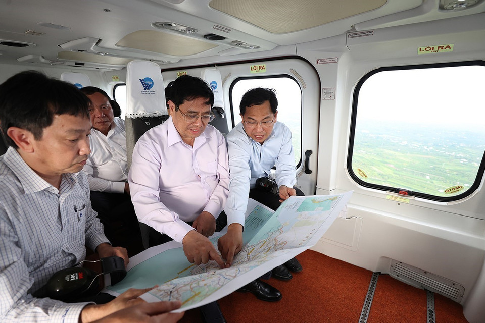 Thủ tướng Phạm Minh Chính chỉ đạo trong chuyến khảo sát. (Ảnh: Dương Giang/TTXVN)