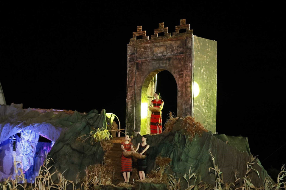 Sân khấu Chương trình nghệ thuật “Xin nguyện cùng Người vươn tới mãi” kỷ niệm 65 năm Ngày Bác Hồ về thăm Quảng Bình. (Ảnh: Thống Nhất/TTXVN)