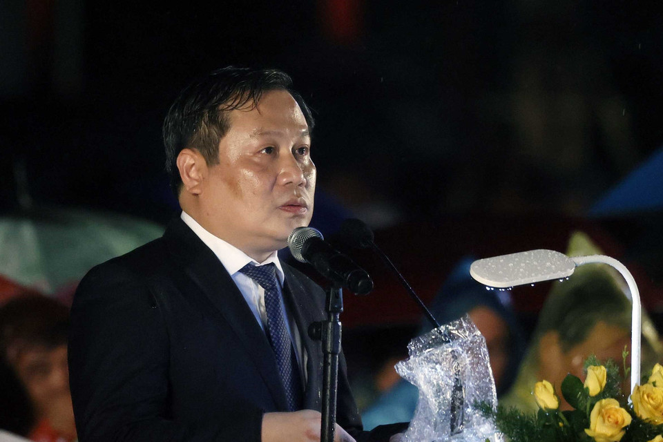 Ông Vũ Đại Thắng, Uỷ viên Trung ương Đảng, Bí thư Tỉnh uỷ Quảng Bình, báo công dâng Bác. (Ảnh: Thống Nhất/TTXVN)