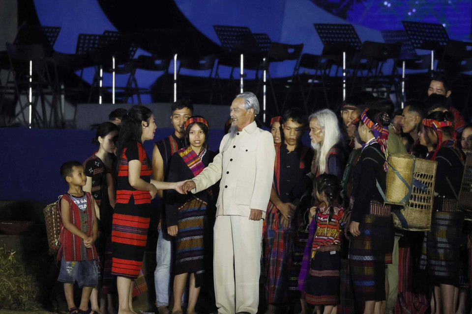 Một tiểu phẩm trong Chương trình nghệ thuật “Xin nguyện cùng Người vươn tới mãi” kỷ niệm 65 năm Ngày Bác Hồ về thăm Quảng Bình. (Ảnh: Thống Nhất/TTXVN)