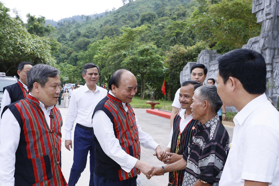 Chủ tịch nước Nguyễn Xuân Phúc thăm người dân 2 xã Tân Trạch và Thượng Trạch, huyện Bố Trạch, tỉnh Quảng Bình. (Ảnh: Thống Nhất/TTXVN)