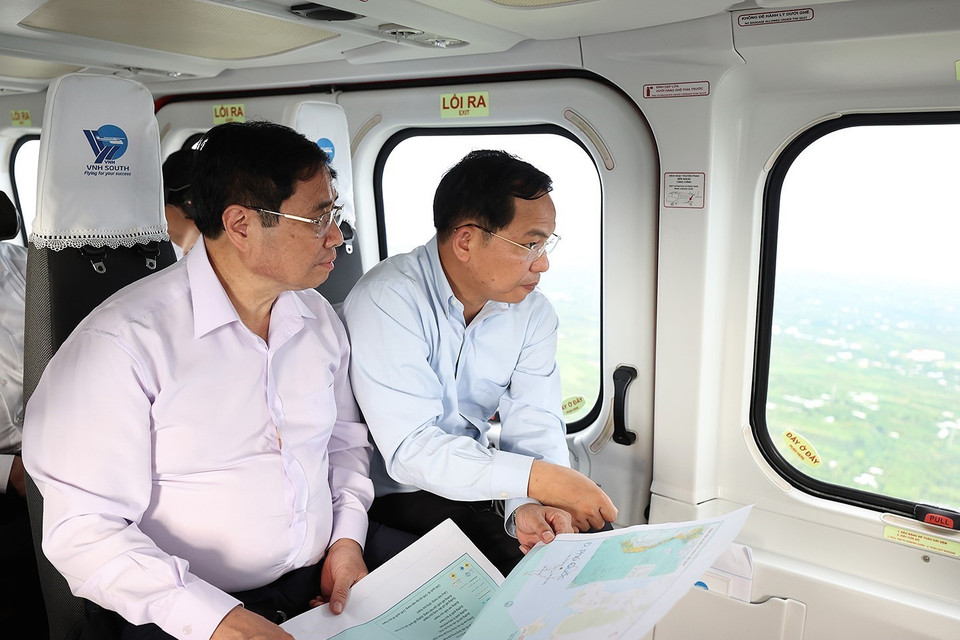 Thủ tướng Phạm Minh Chính đi khảo sát quy hoạch vùng đồng bằng sông Cửu Long. (Ảnh: Dương Giang/TTXVN)