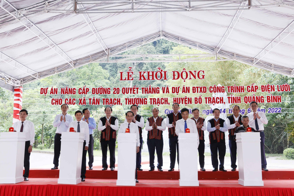 Chủ tịch nước Nguyễn Xuân Phúc dự Lễ khởi công nâng cấp lưới điện cho 2 xã Tân Trạch và Thượng Trạch Bố Trạch; dự án nâng cấp đường 20 Quyết Thắng. (Ảnh: Thống Nhất/TTXVN)