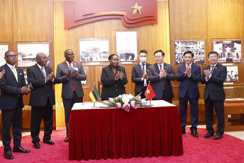 Chủ tịch Quốc hội Vương Đình Huệ cùng Chủ tịch Quốc hội Cộng hòa Mozambique Esperanca Laurinda Francisco Nhiuane Bias tham quan Phòng Truyền thống Quốc hội. (Ảnh: Doãn Tấn/TTXVN)