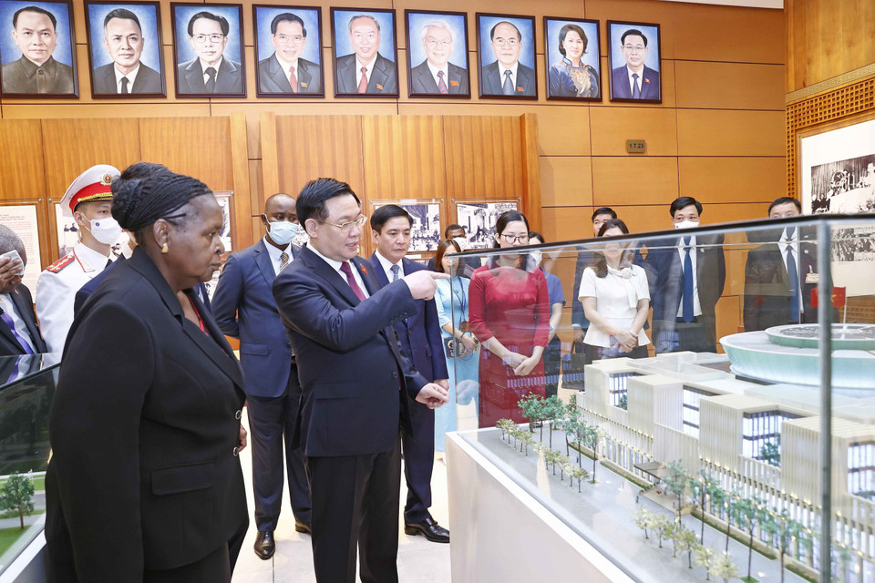 Chủ tịch Quốc hội Vương Đình Huệ cùng Chủ tịch Quốc hội Cộng hòa Mozambique Esperanca Laurinda Francisco Nhiuane Bias tham quan Phòng Truyền thống Quốc hội. (Ảnh: Doãn Tấn/TTXVN)