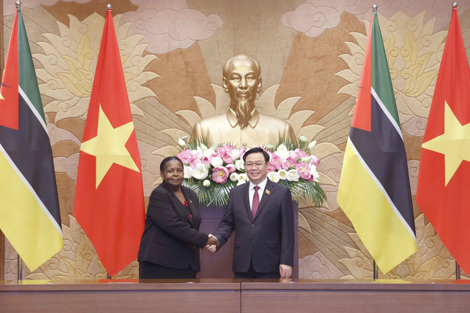 Chủ tịch Quốc hội Vương Đình Huệ và Chủ tịch Quốc hội Cộng hòa Mozambique Esperanca Laurinda Francisco Nhiuane Bias chụp ảnh chung. (Ảnh: Doãn Tấn/TTXVN)