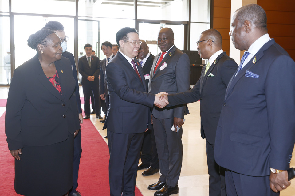 Chủ tịch Quốc hội Vương Đình Huệ với các thành viên Đoàn đại biểu Quốc hội Mozambique. (Ảnh: Doãn Tấn/TTXVN)