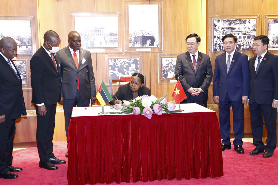 Chủ tịch Quốc hội Cộng hòa Mozambique Esperanca Laurinda Francisco Nhiuane Bias ký Sổ vàng lưu niệm. (Ảnh: Doãn Tấn/TTXVN)