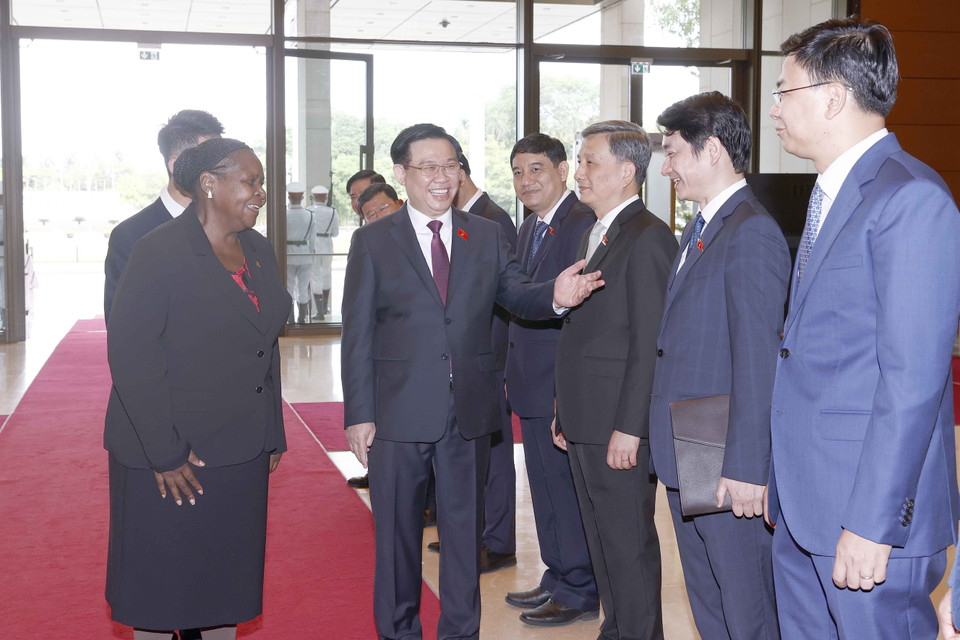 Chủ tịch Quốc hội Vương Đình Huệ giới thiệu với Chủ tịch Quốc hội Cộng hòa Mozambique Esperanca Laurinda Francisco Nhiuane Bias các thành viên Đoàn đại biểu Quốc hội Việt Nam. (Ảnh: Doãn Tấn/TTXVN)